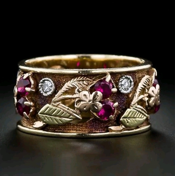 Jewelry - Flower Ring Gold Sz 8